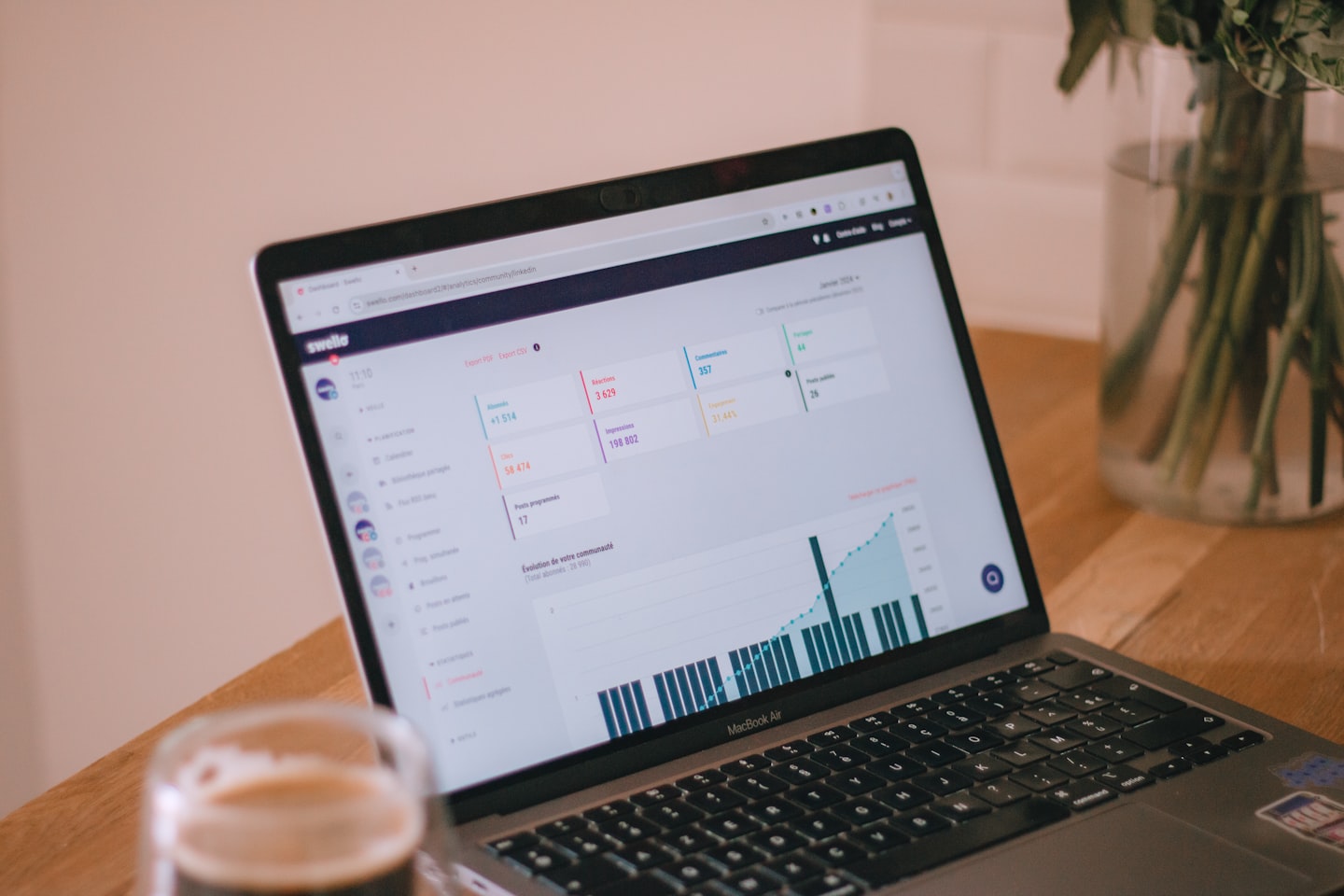 Hybrid crypto billing strategy for hosting with Bitcoin payments and stablecoin subscriptions