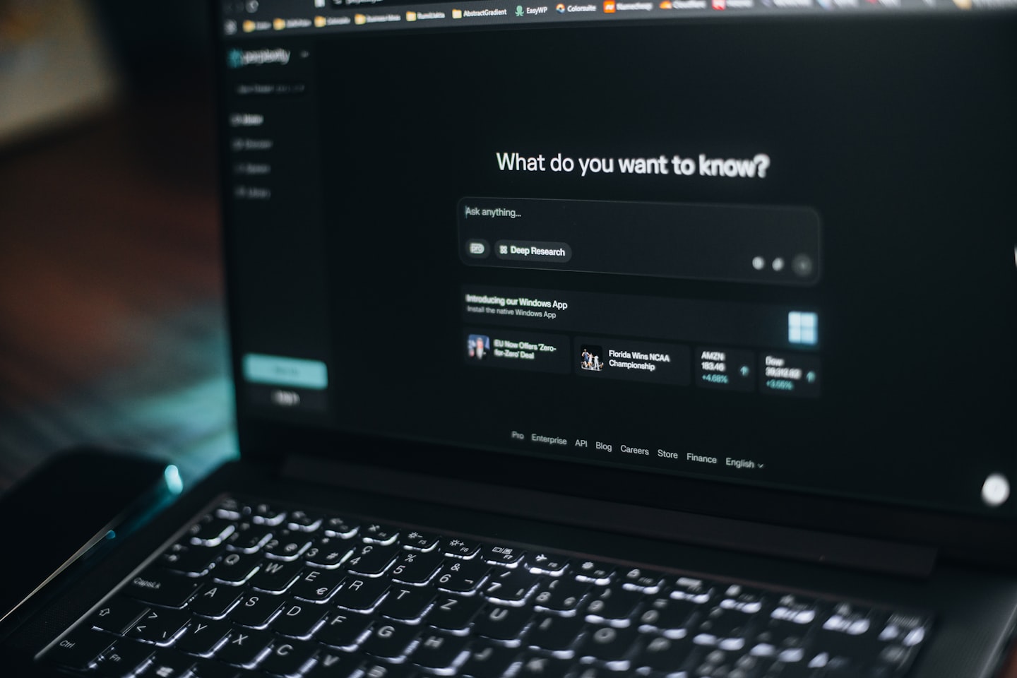 A monitor showing membership access settings for a paid Discord community
